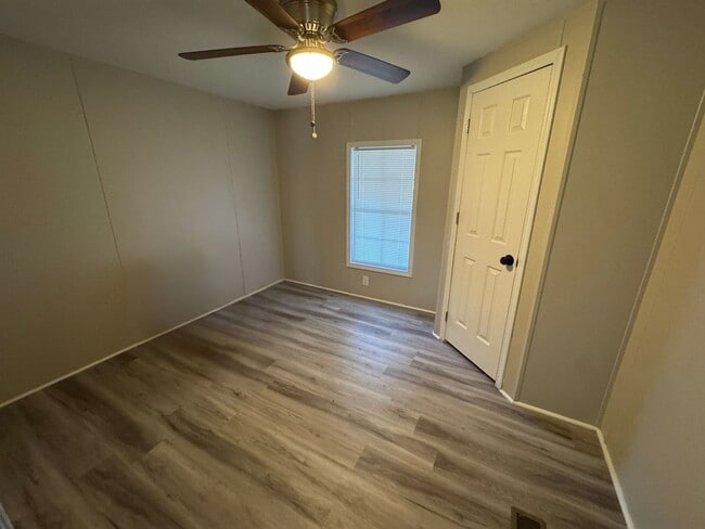 Building Photo - 3 Bed/ 2 Bath Home Off of White Drive