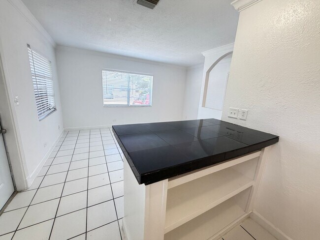 Building Photo - 715 SW 14th Ave