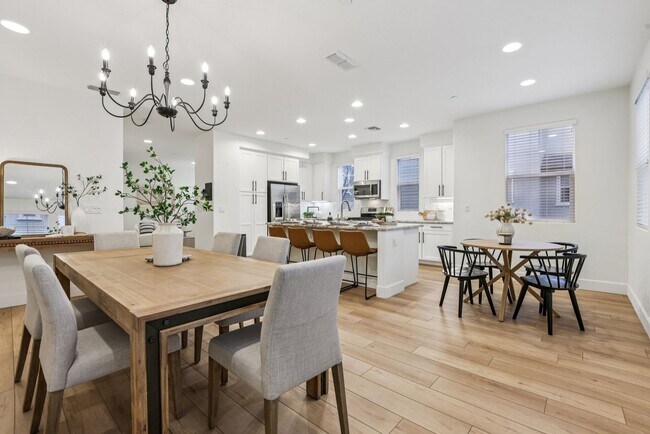 Building Photo - Beautiful Corner-Unit Townhome Near Downtown – 4 Bed | 3 baths