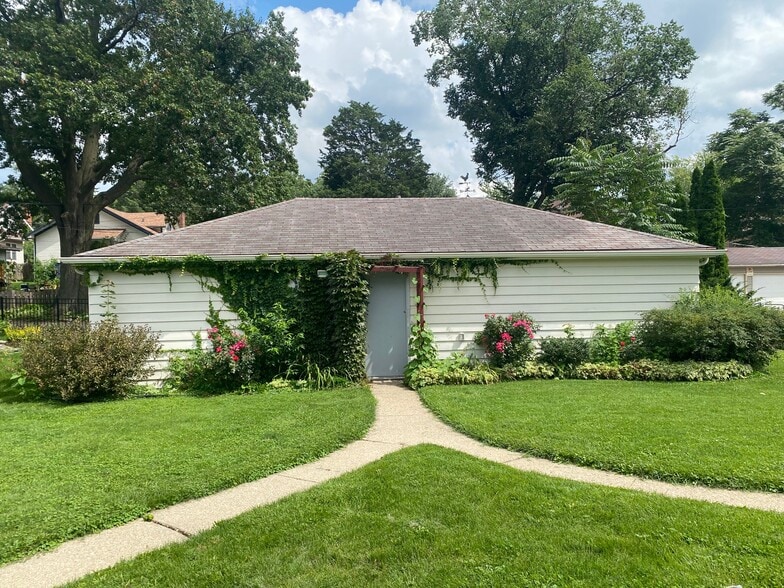 back yard, garage with opener - 717 N Highland Ave