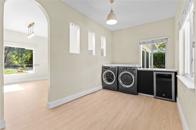 Building Photo - 5865 SW 48th St