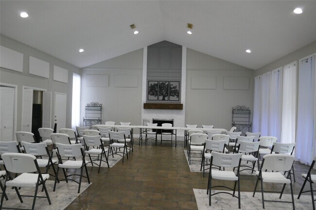 Building Photo - 2100 Tanglewilde St