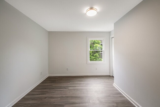 Building Photo - 114 N Guthrie Ave
