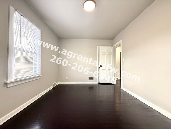 Building Photo - 3 Bedroom House