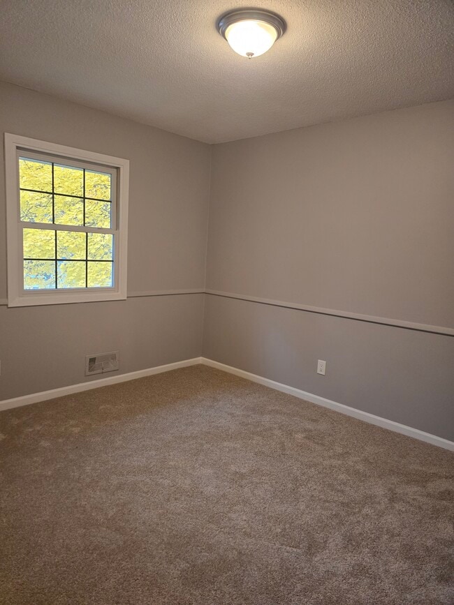 Building Photo - 5580 Shorewood Ln