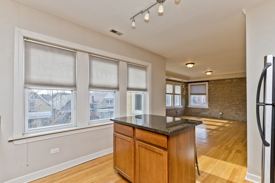 Building Photo - 3042 W Diversey Ave
