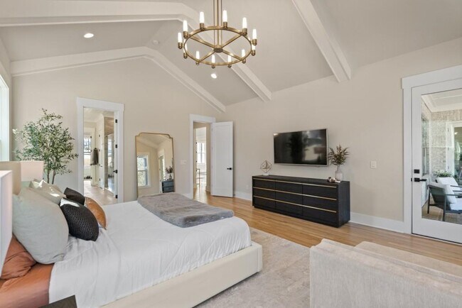 Building Photo - 568 Versailles Dr