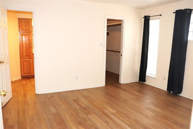 Building Photo - 211 Fox Crossing