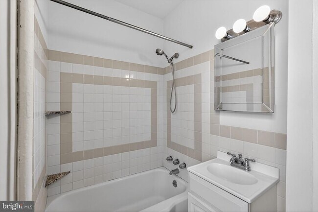 Building Photo - 459 Martin St