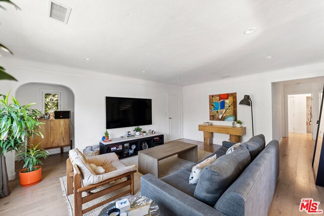 Building Photo - 502 N Sweetzer Ave