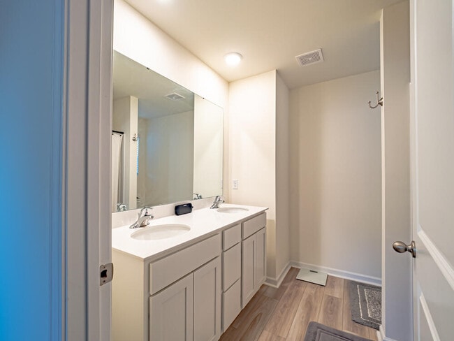 Building Photo - 1719 Camazay Dr