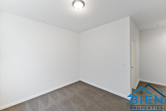 Building Photo - 1227 Las Rosas Ave