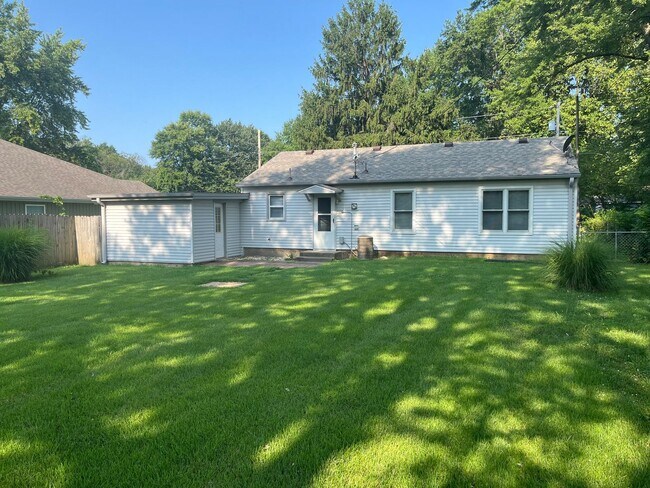 Building Photo - Charming 2 Bedroom with HUGE Yard!