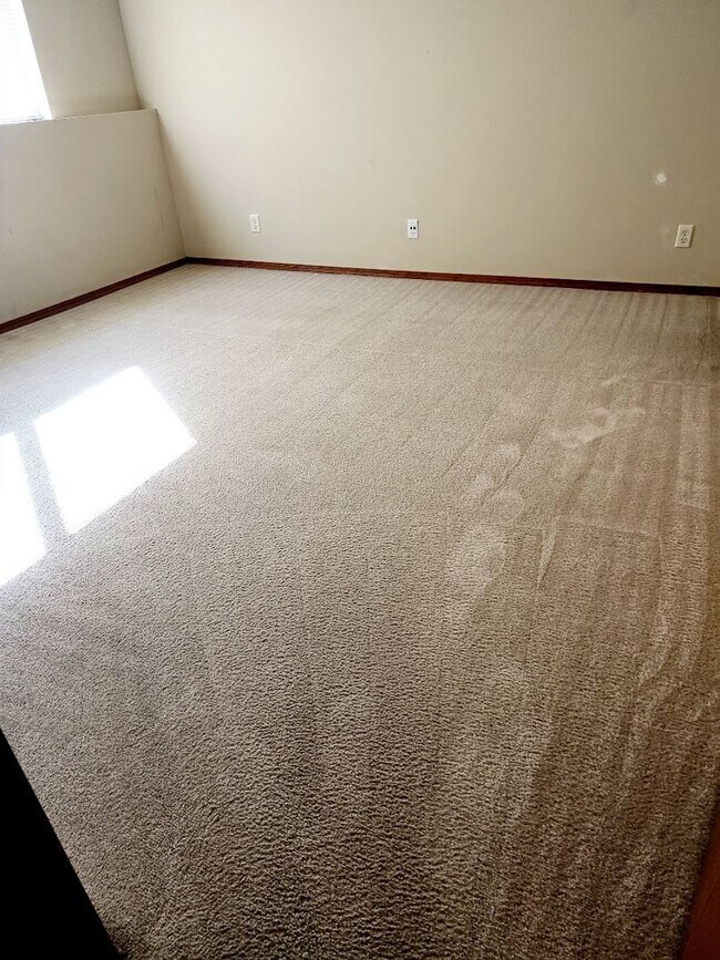 Building Photo - West Side Duplex - $300 off 1st Month !!