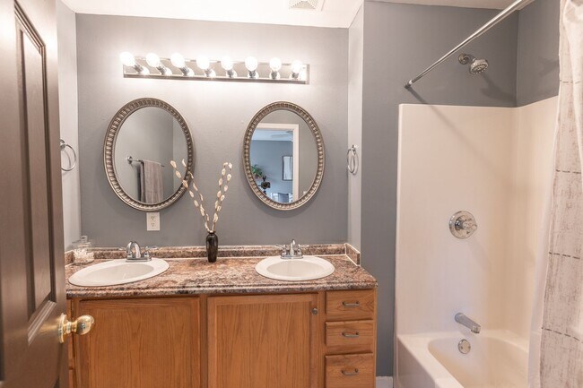 Building Photo - 3bd/2ba home available in November