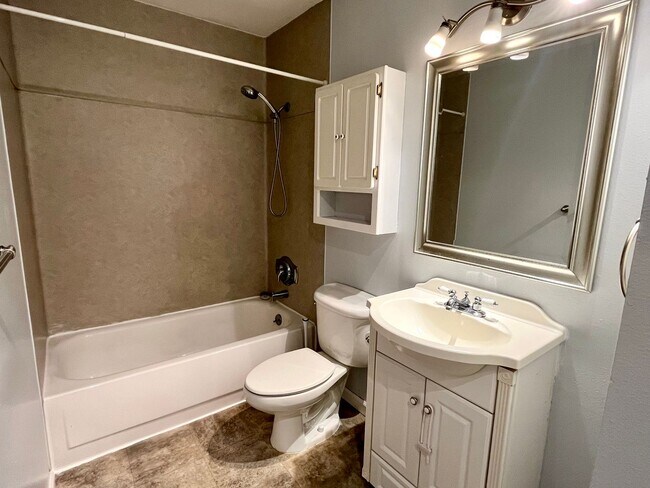 Building Photo - 1 bed//1bath Secluded Corner-Unit Condo with Private Deck in Lynnwood