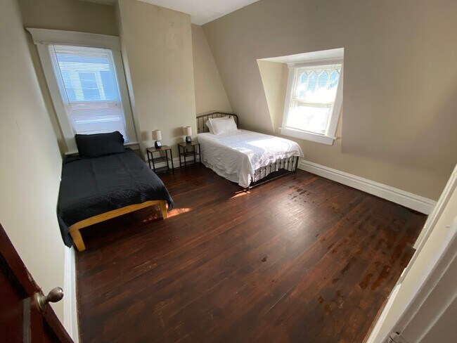 Building Photo - 426 E 15th Ave