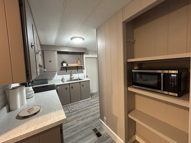 Building Photo - Newly Remodeled 2 Bedroom / 1 Bathroom Man...