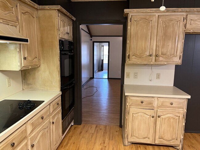 Building Photo - Wow 4 bedroom 3 bath 2 garage  almost 3000...