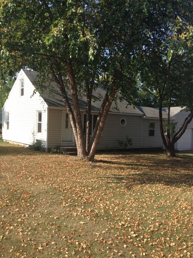 Building Photo - 1101 2nd St W