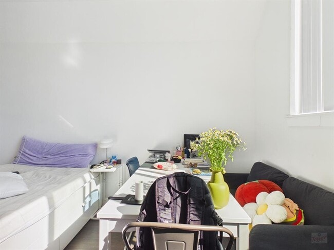 Building Photo - 1010 W 26th St