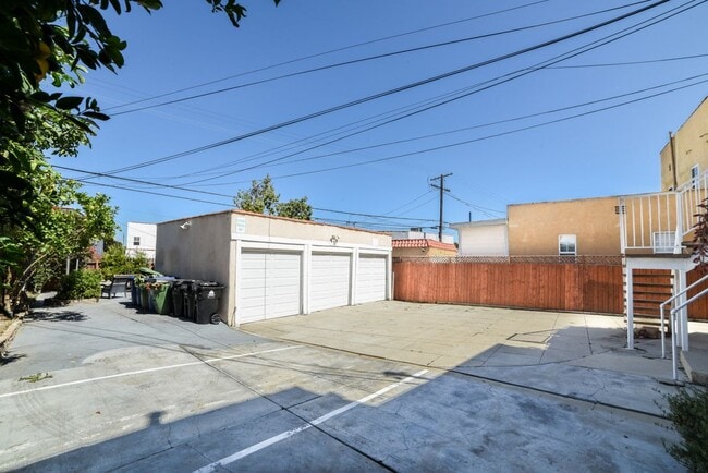 Building Photo - 1038 S Citrus Ave