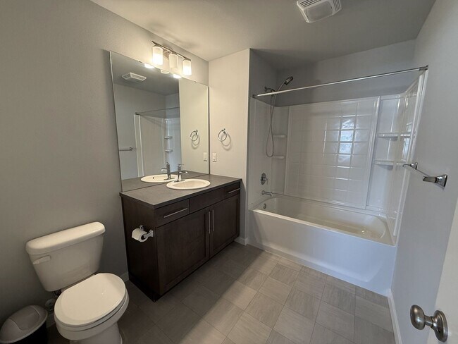 Building Photo - Modern Lynnwood 3BD/3BTH Townhome for Lease! Small Pet Friendly!