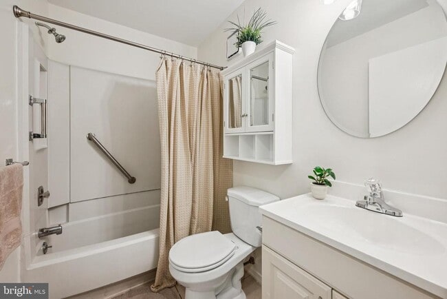 Building Photo - 1001 Woodhollow Dr