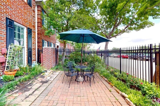Building Photo - 728 Tirrell St