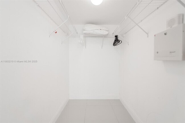 Building Photo - 1200 Brickell Bay Dr