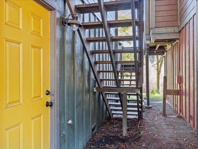 Building Photo - 14975 River Rd