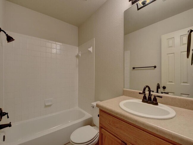 Building Photo - 136 Strawn