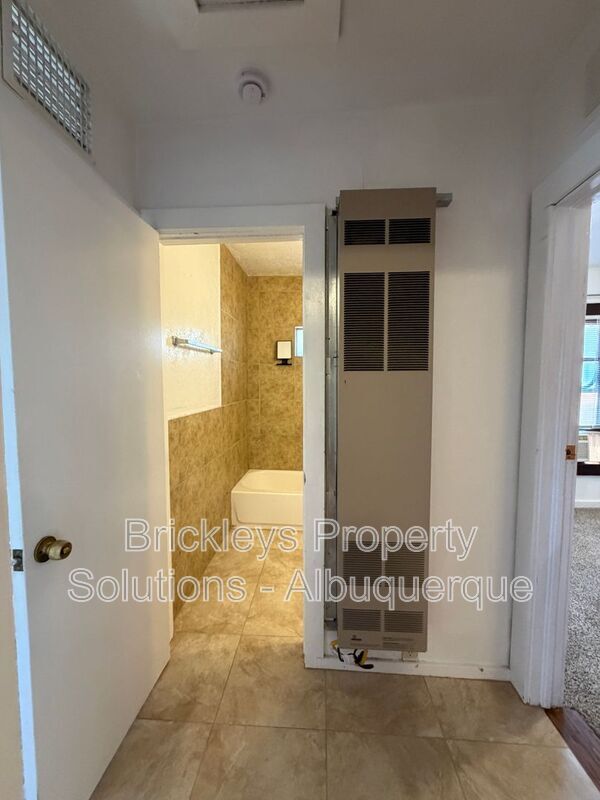 Building Photo - 313 Cornell Dr SE