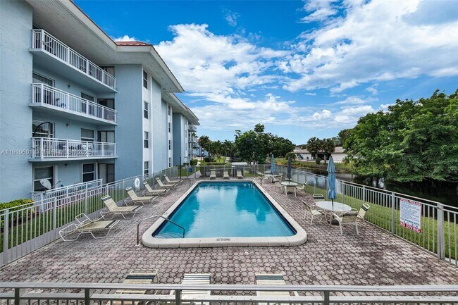 Building Photo - 405 S Pine Island Rd