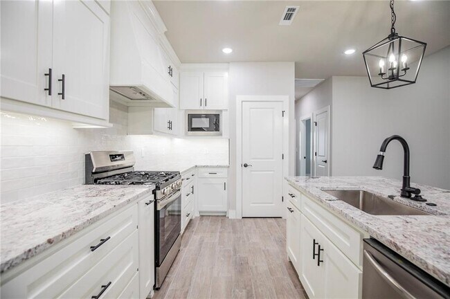 Building Photo - 14 Kinloch Dr