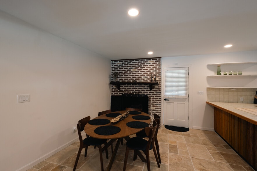 Building Photo - 1585 Secessionville Rd