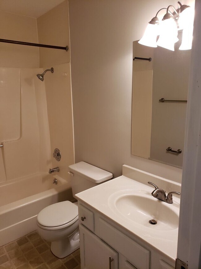 Building Photo - Great South East Location....E. Sunshine & Oak Grove Area
