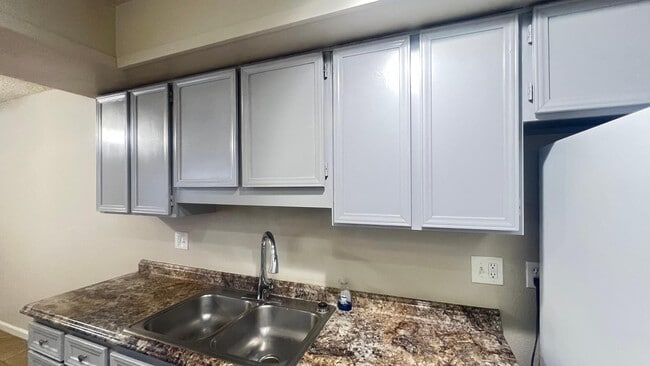 Building Photo - 6008 W Townley Ave