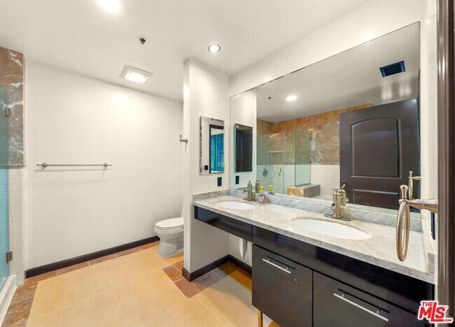 Building Photo - 520 S Kingsley Dr