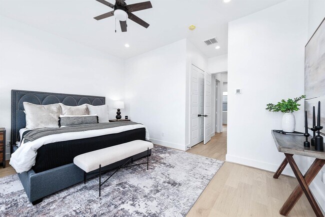 Building Photo - 3805 Coyle St