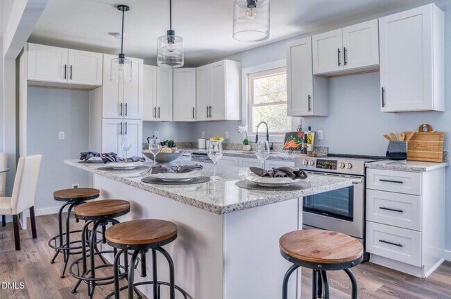 Building Photo - 2204 Emerson Pl