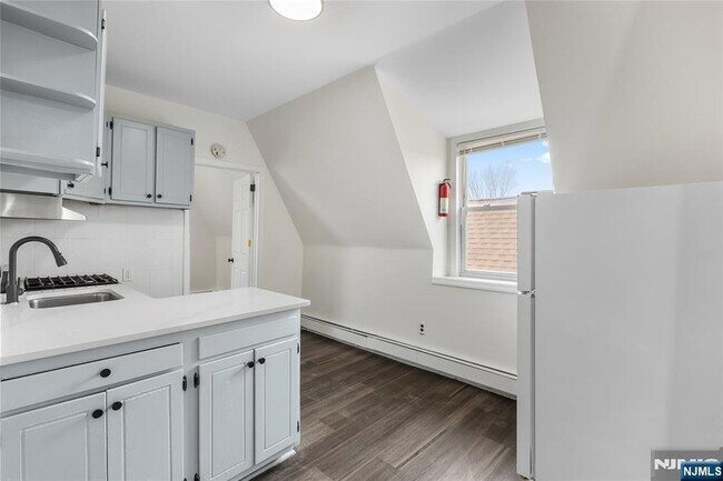 Building Photo - 676 Chestnut St