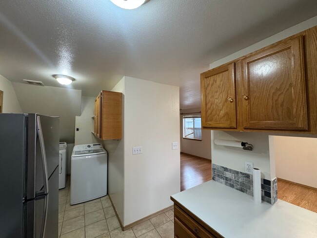 Building Photo - Charming Three Bedroom Near Pacific Ave!