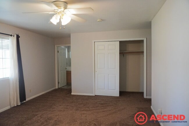Building Photo - Spacious Home in Wasco!