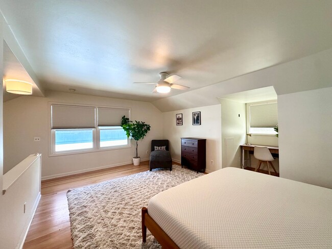 Building Photo - Lovely Duplex NE Portland - 2 bed, 1 bath w/Garage!
