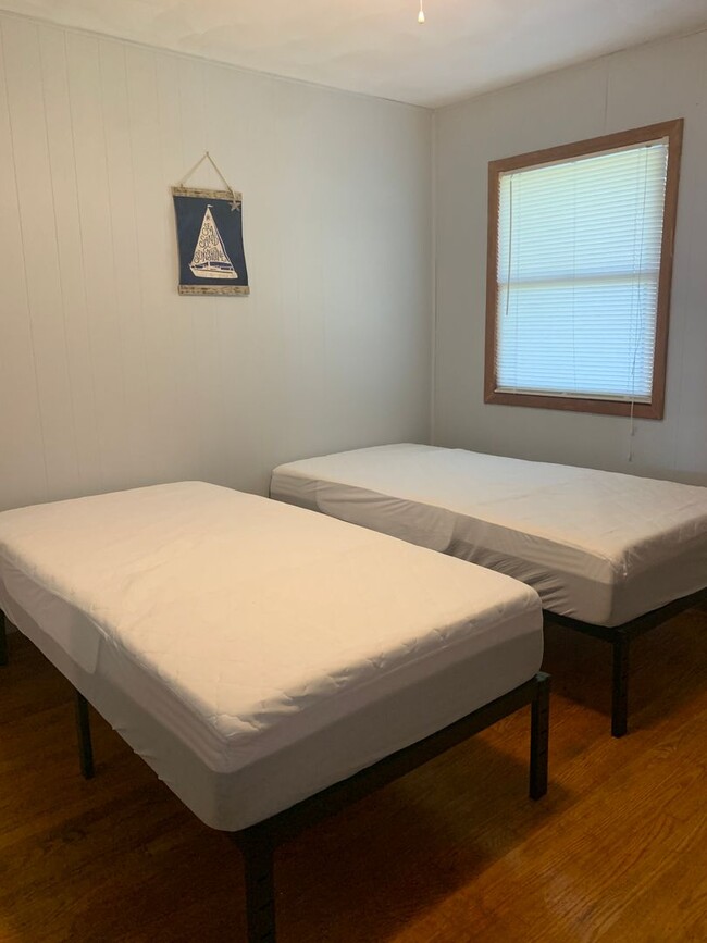 Building Photo - 3 Bedroom 2 Bath Home in Point Harbor Avai...