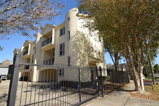 Building Photo - 1331 W 21st St