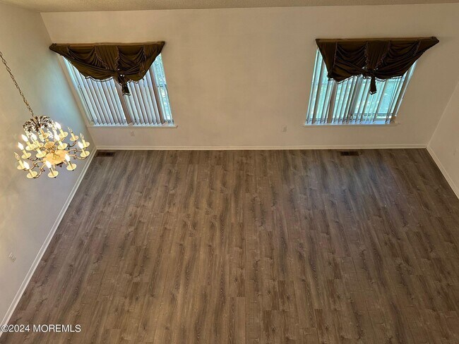 Building Photo - 204 Forsythia Ln