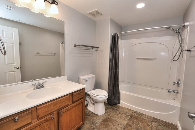 Building Photo - Beautiful Condo in Gated Community for Rent!