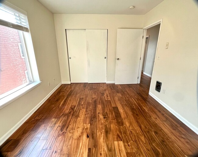 Building Photo - 2 bed/1bath Belltown full waterfront view ...